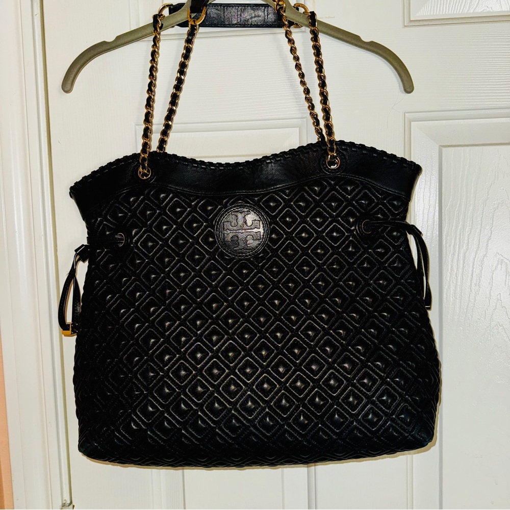 Tory Burch Bryant Quilted black
Slouchy Leather Shoulder Bag with Chain Strap